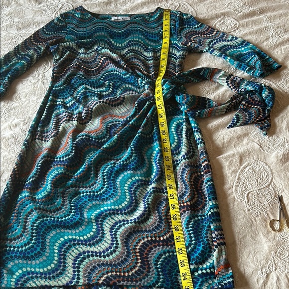 Women's Multicolor Wave Pattern Dress - Picture 7 of 11